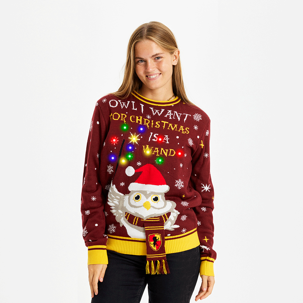 Une femme portant un pull de Noël rouge avec la citation